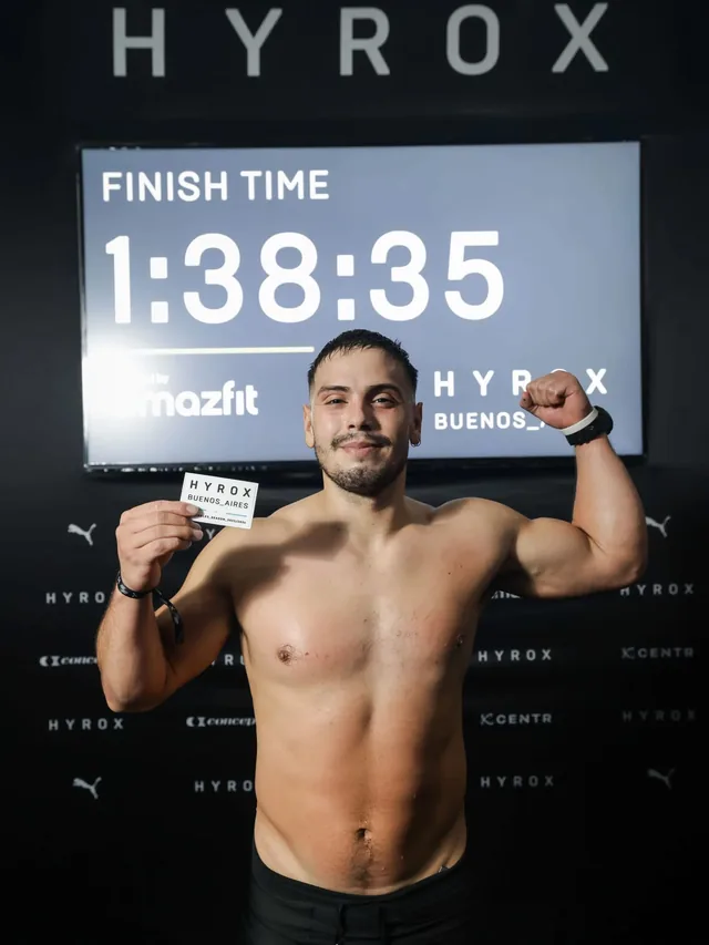 Dustin en la llegada de su debut en HYROX Pro, en Buenos Aires, con el tiempo final 1:38:35 en la pantalla