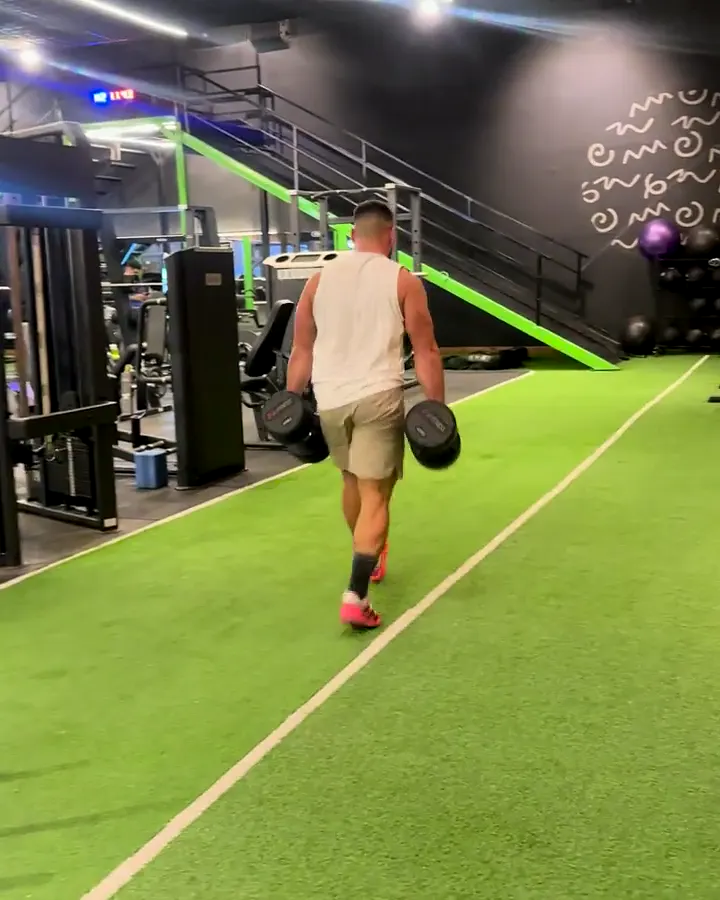 Dustin caminando con dos mancuernas pesadas (farmers carry)