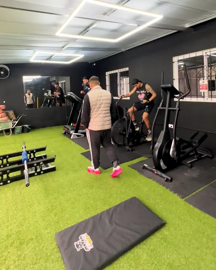 Dustin entrenando con alumnos en el gimnasio