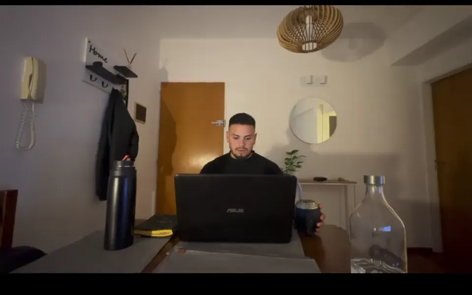 Dustin armando un plan en la computadora