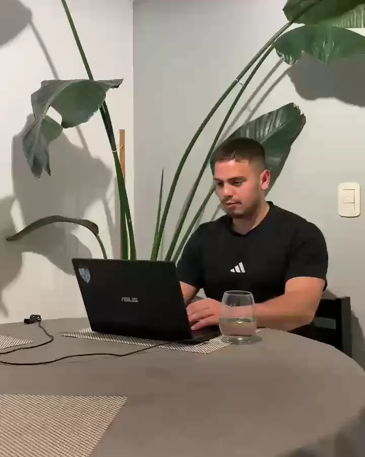 Dustin Alonso planificando en la computadora